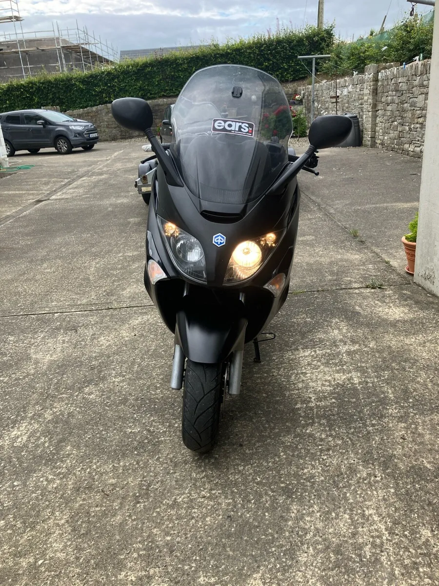 Piaggio Xevo 125 scooter - Image 1