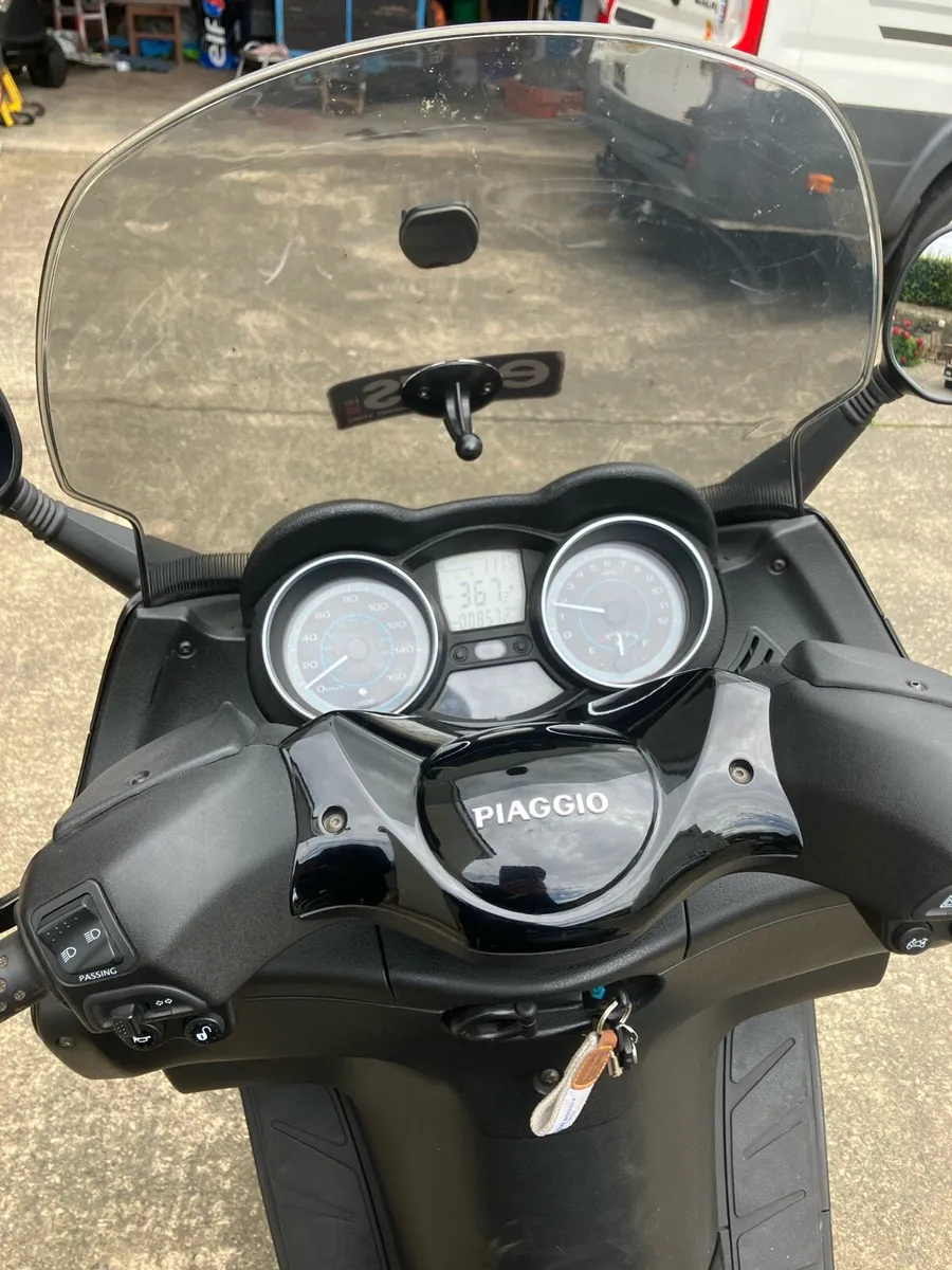 Piaggio Xevo 125 scooter - Image 2