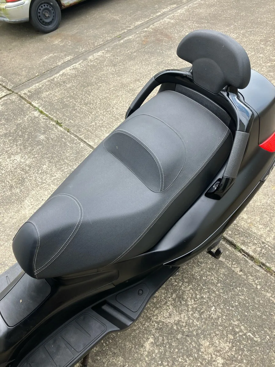 Piaggio Xevo 125 scooter - Image 3