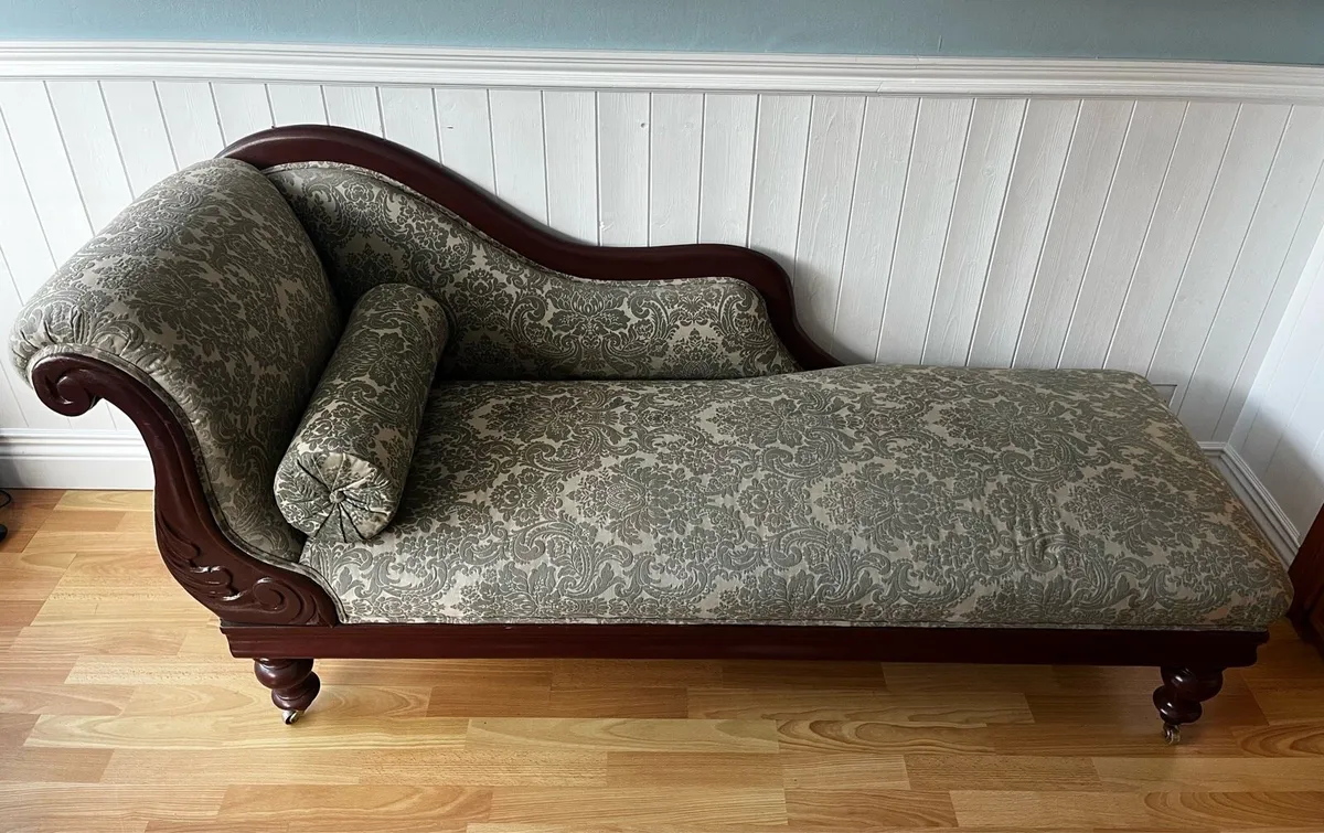 Elegant Chaise Longue - Image 1