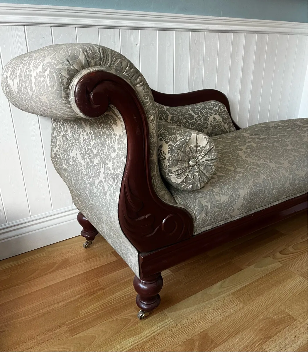 Elegant Chaise Longue - Image 3
