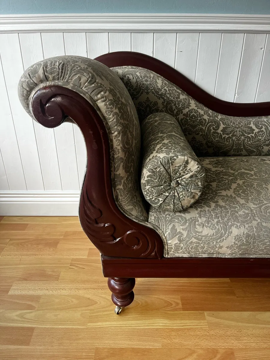Elegant Chaise Longue - Image 4