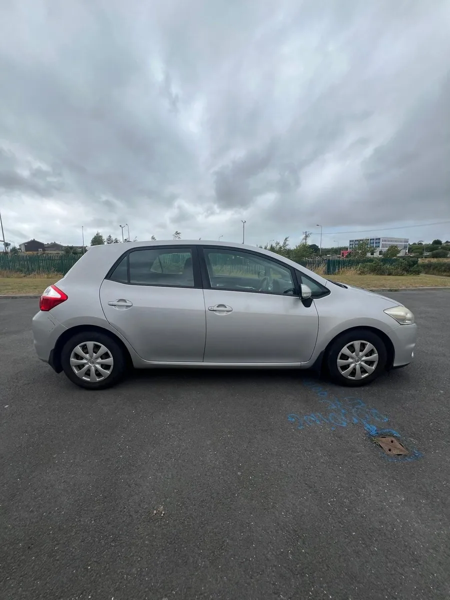 Toyota Auris 2011 - Image 2