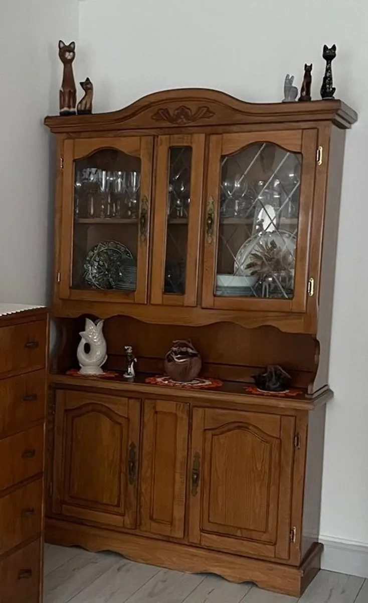 Elegant Romanian Display Cabinet Sideboard - Image 2