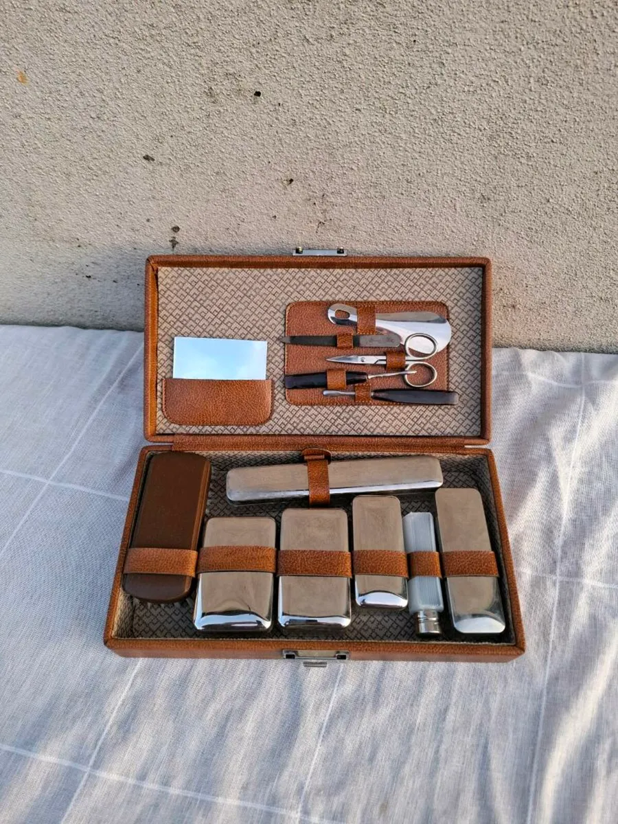 Vintage shaving case possible to post - Image 1