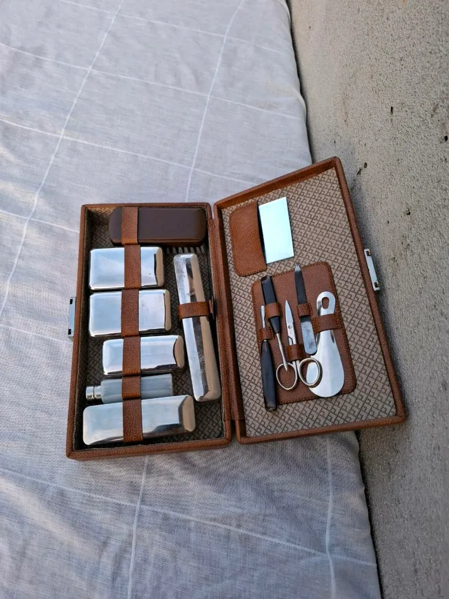 Vintage shaving case possible to post - Image 2