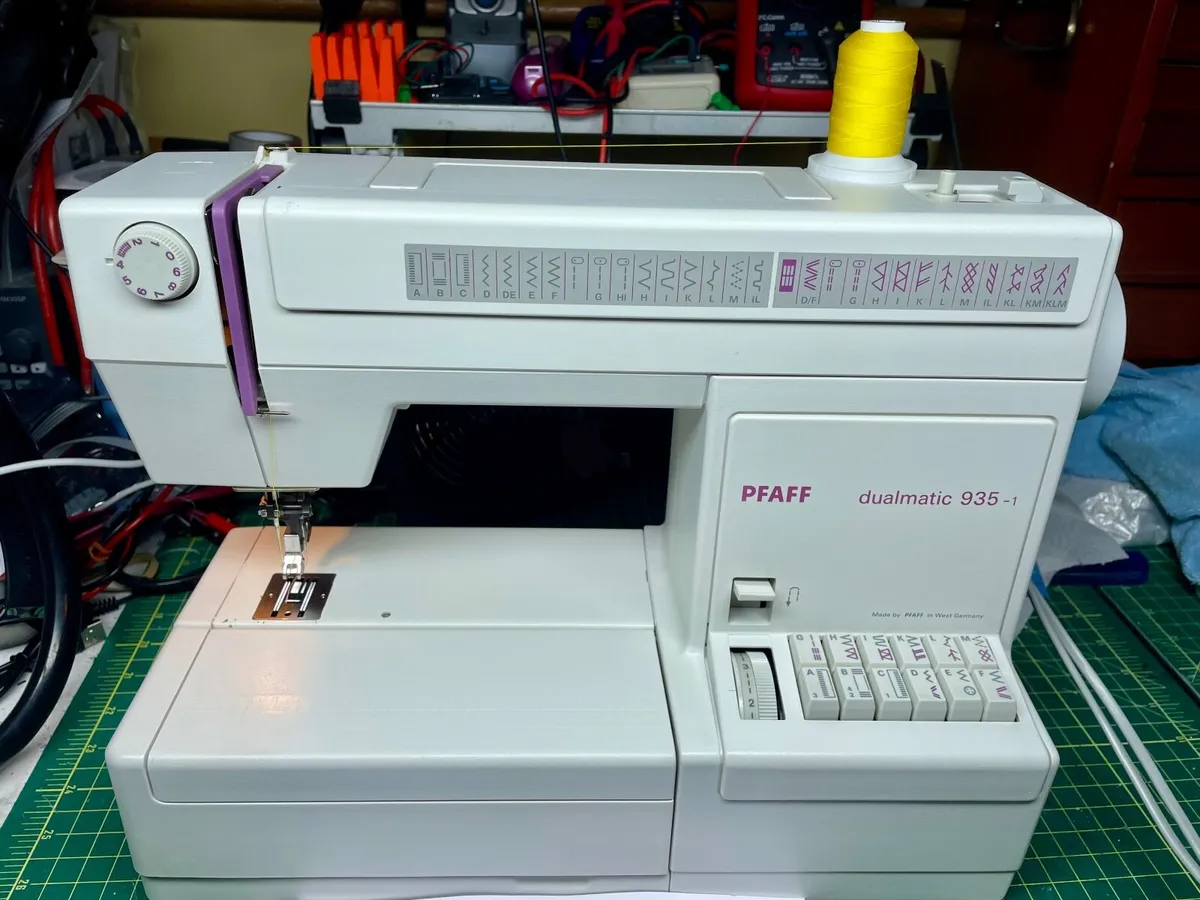 PFAFF Dualmatic 935-1 Sewing Machine - Just Servic - Image 1