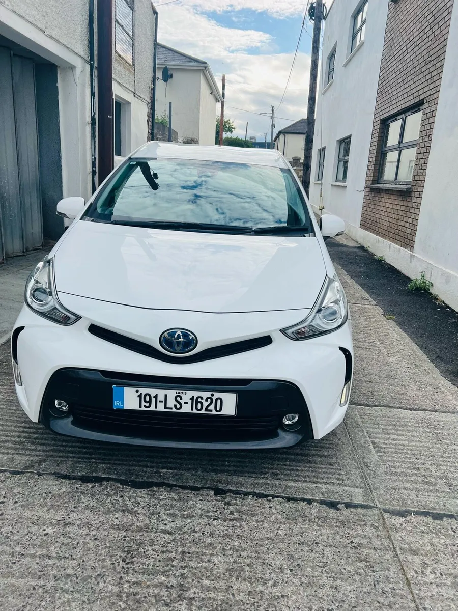 Toyota Prius Alpha - Image 1