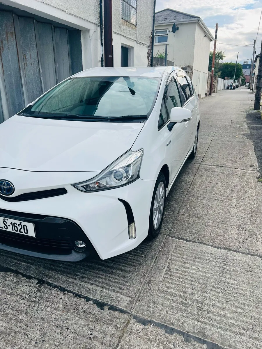 Toyota Prius Alpha - Image 2