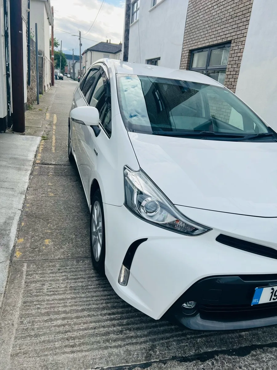 Toyota Prius Alpha - Image 3
