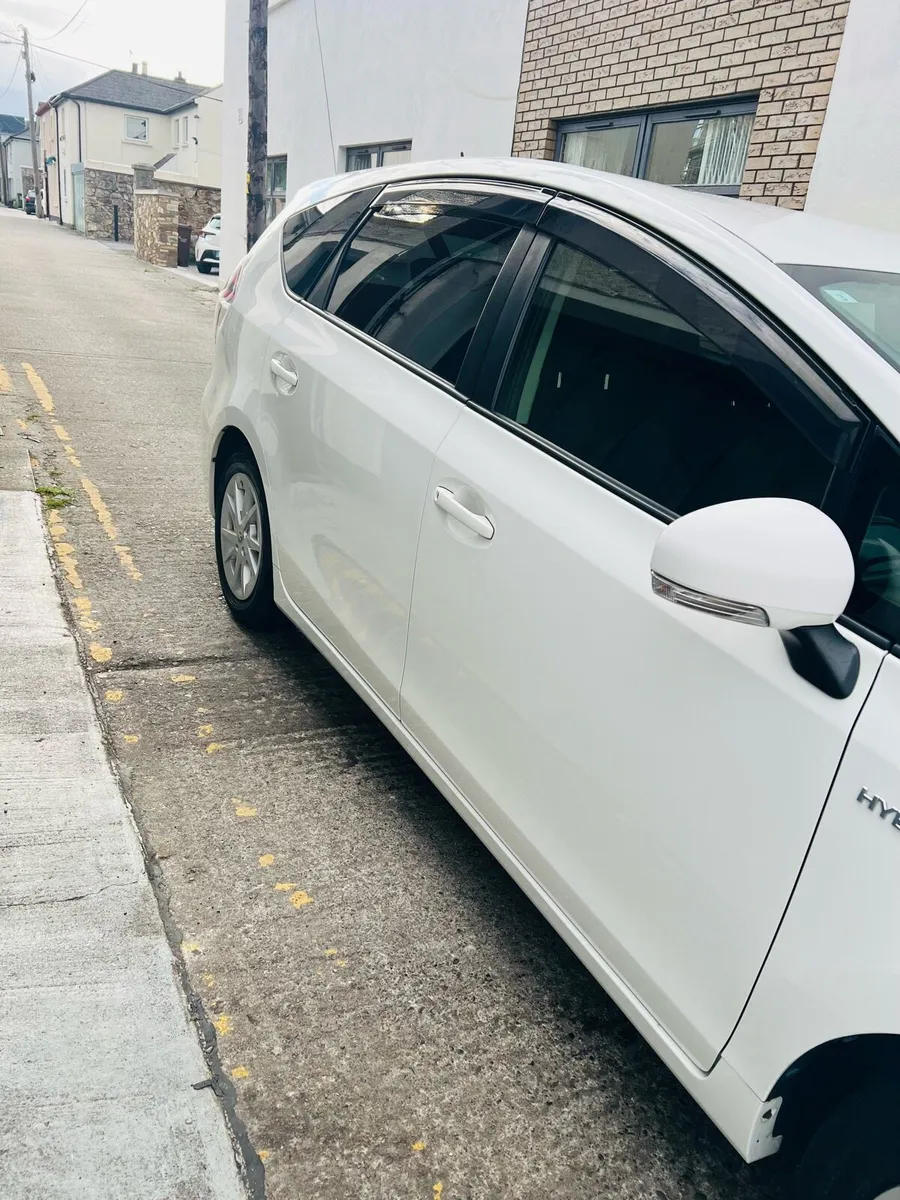 Toyota Prius Alpha - Image 4