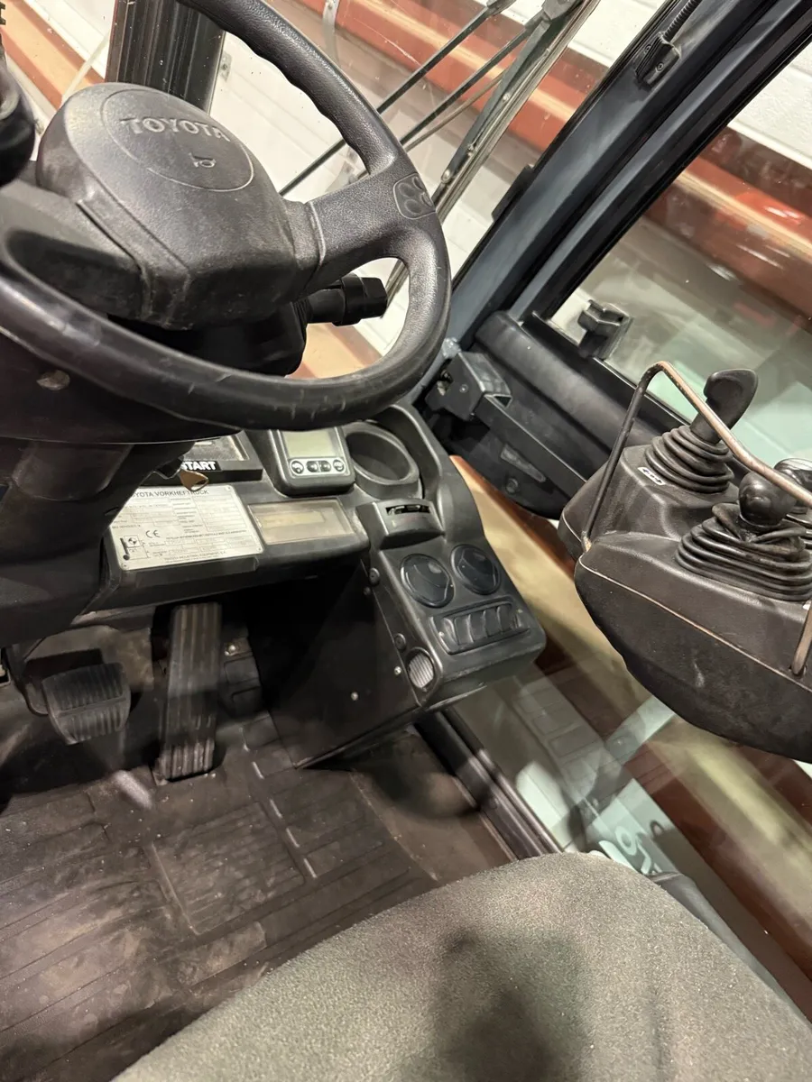 Forklift - Image 4