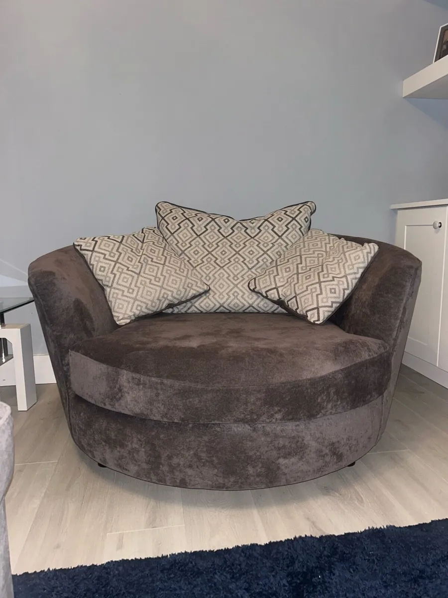 Fantasia 3 + 1 +  Round swivel chair + foot stool. - Image 2