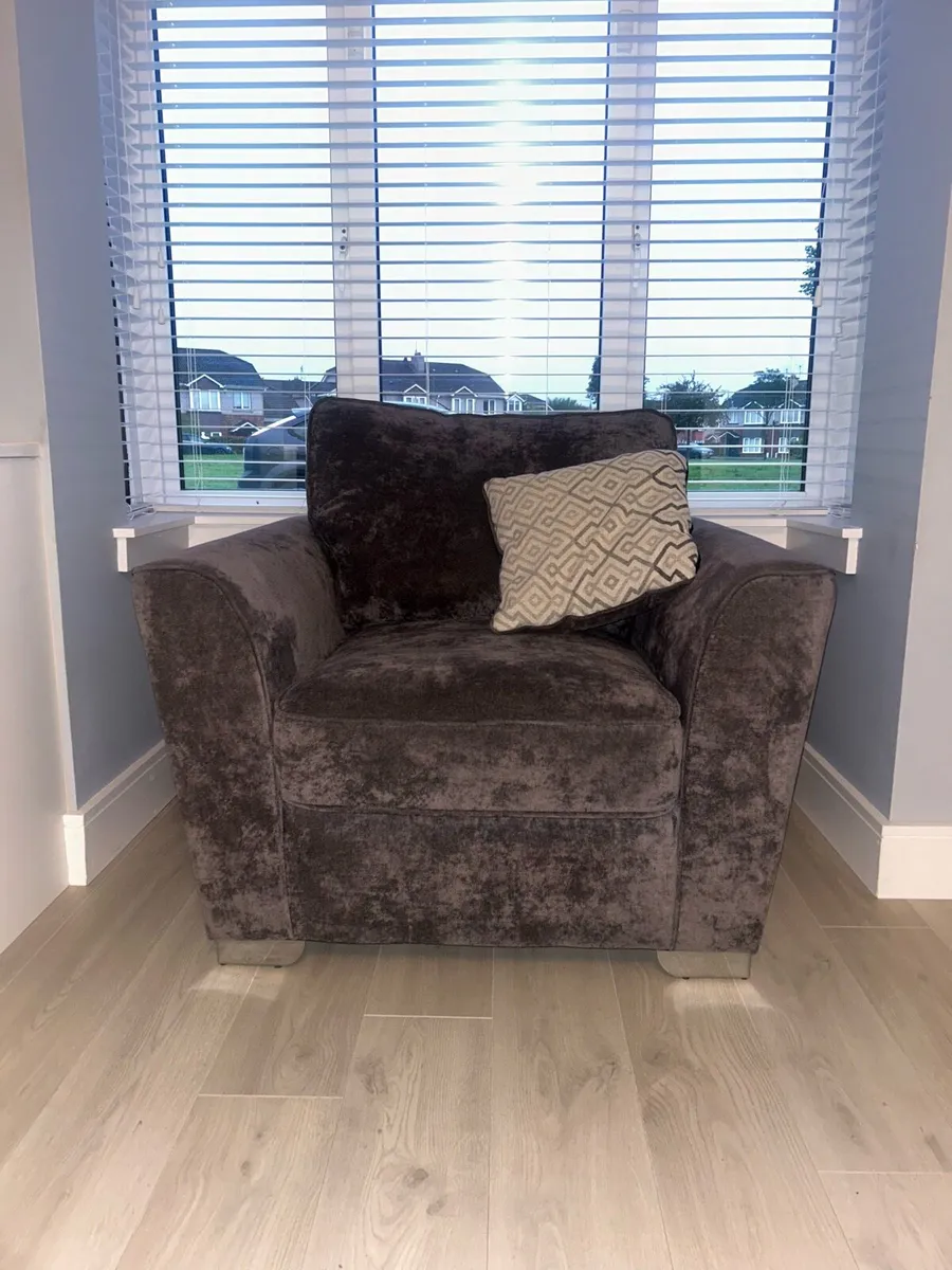 Fantasia 3 + 1 +  Round swivel chair + foot stool. - Image 3