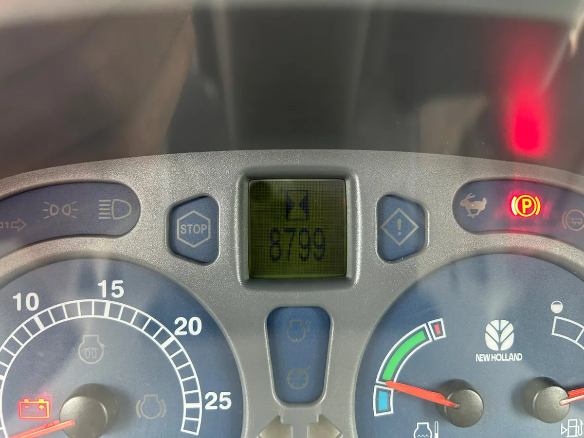 2004 New Holland TS135A - Image 4