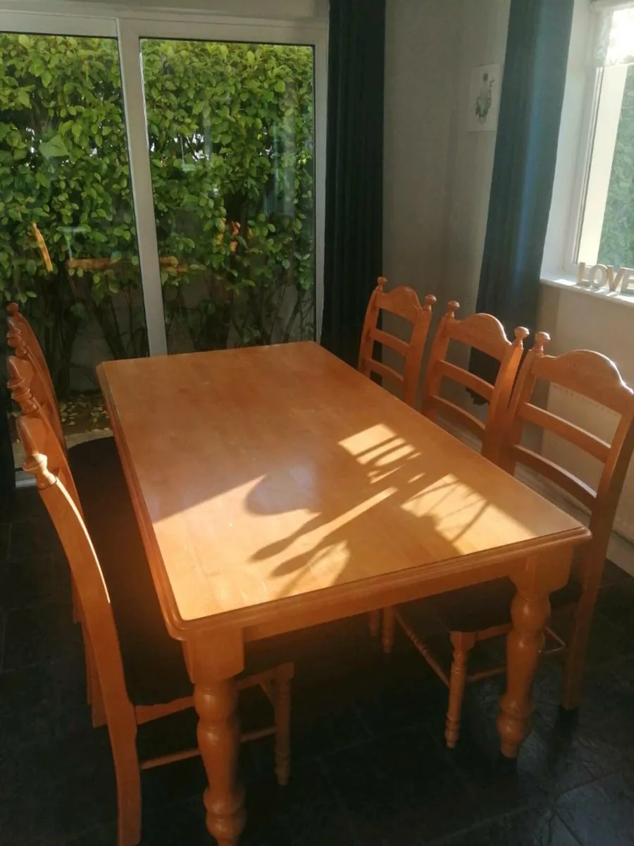 Dining table and 6 chairs - Image 1