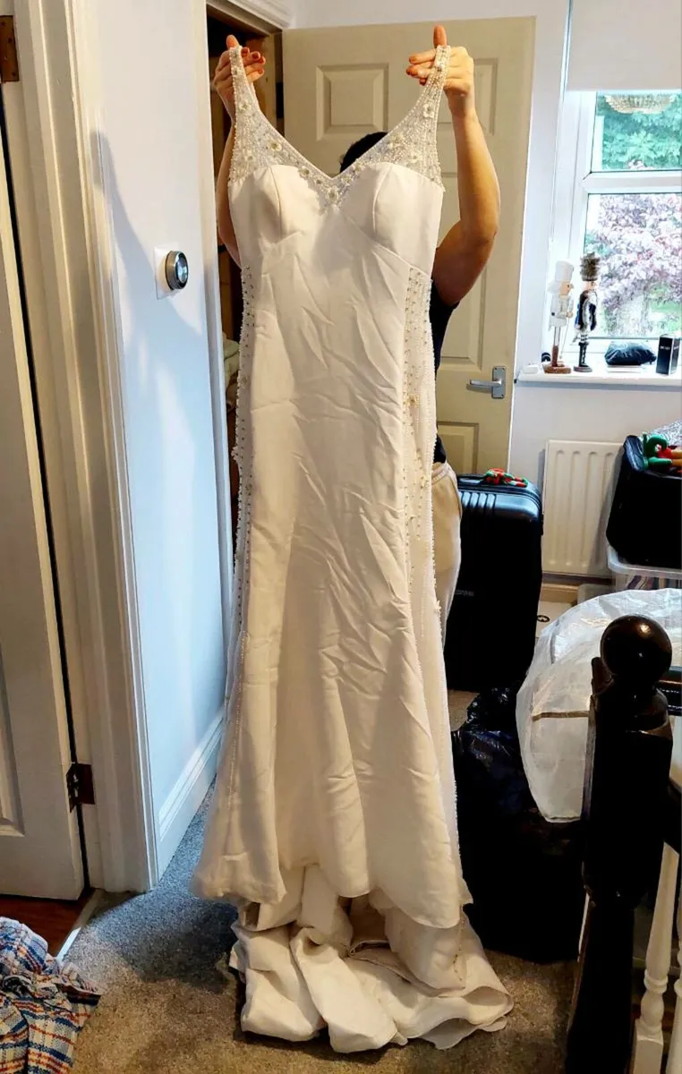 White wedding dress - Image 2