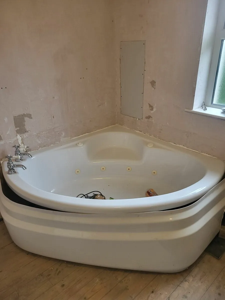 jacuzzi bath, sink and toilet - Image 1