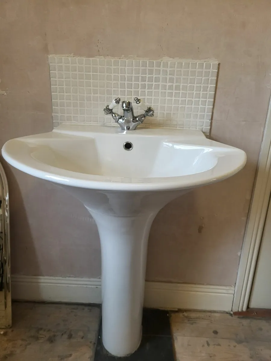 jacuzzi bath, sink and toilet - Image 2