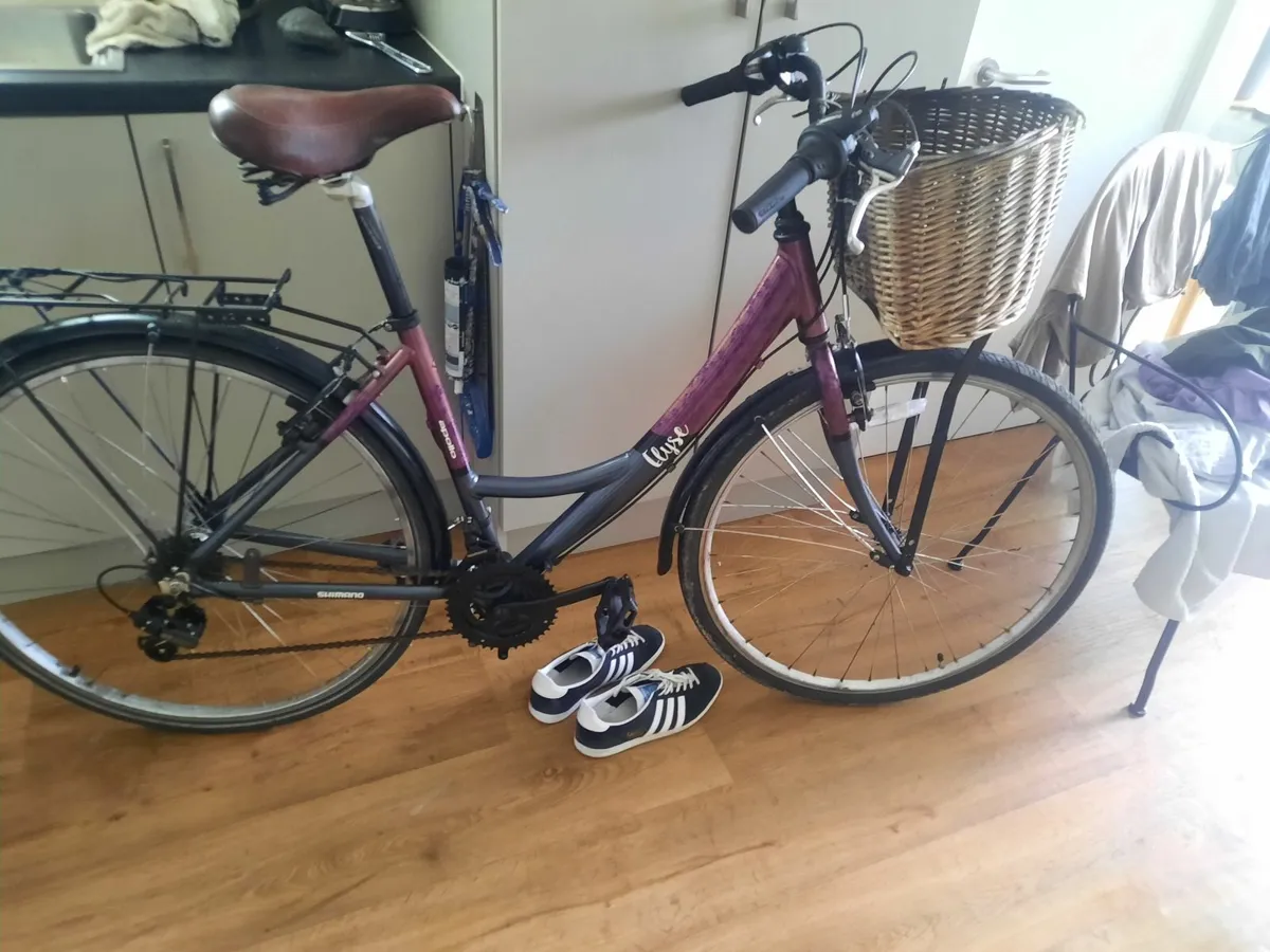 Ladies hybrid bike - Image 1