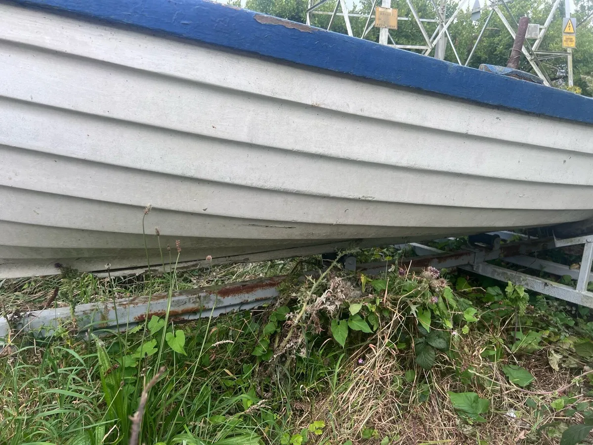17 Foot Fibreglass Fishing Boat - Image 2