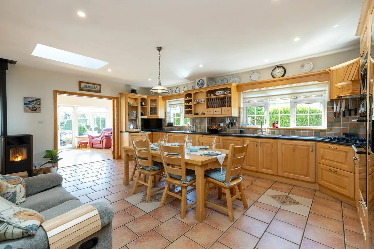 Kitchen Table and 8 chairs - Image 4
