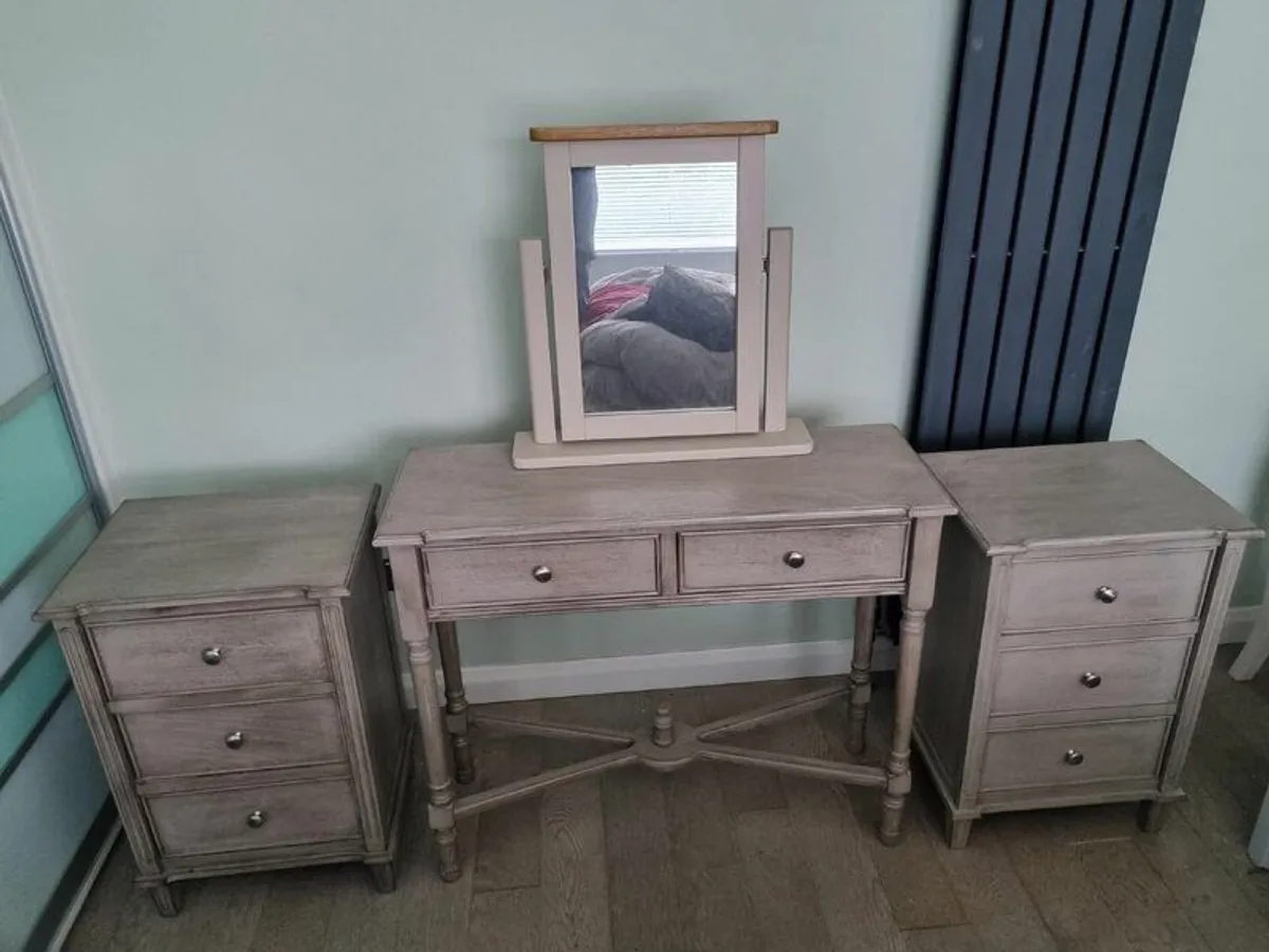 bedroom furniture - Image 1