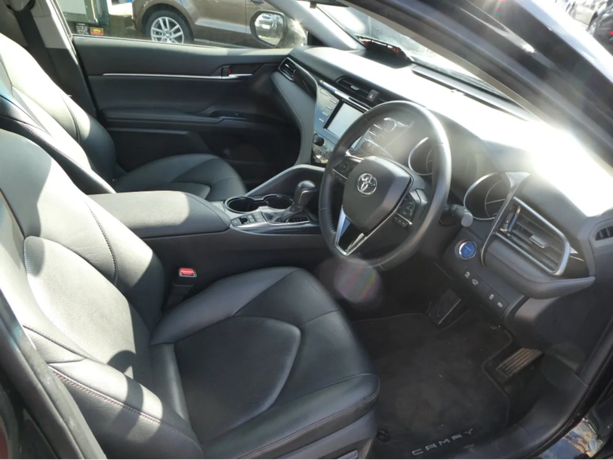 Toyota Camry HYBRID SOL AUTO NCT 03/26 - Image 4