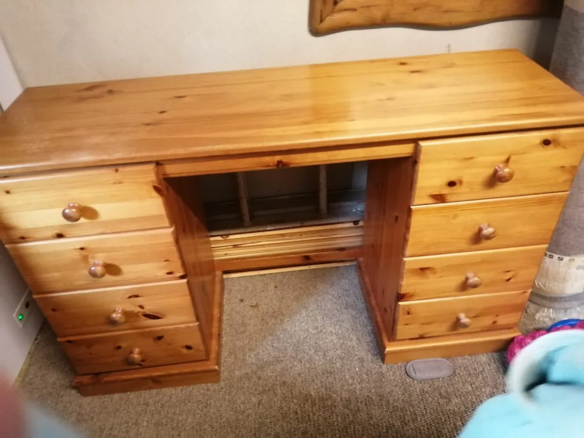 Large pine desk - Image 1