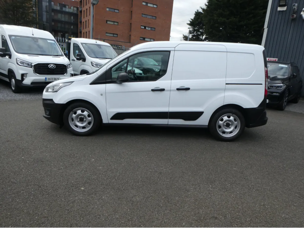 Ford Transit Connect SWB M6 3 SEAT CVRT 6/26 PLUS - Image 4