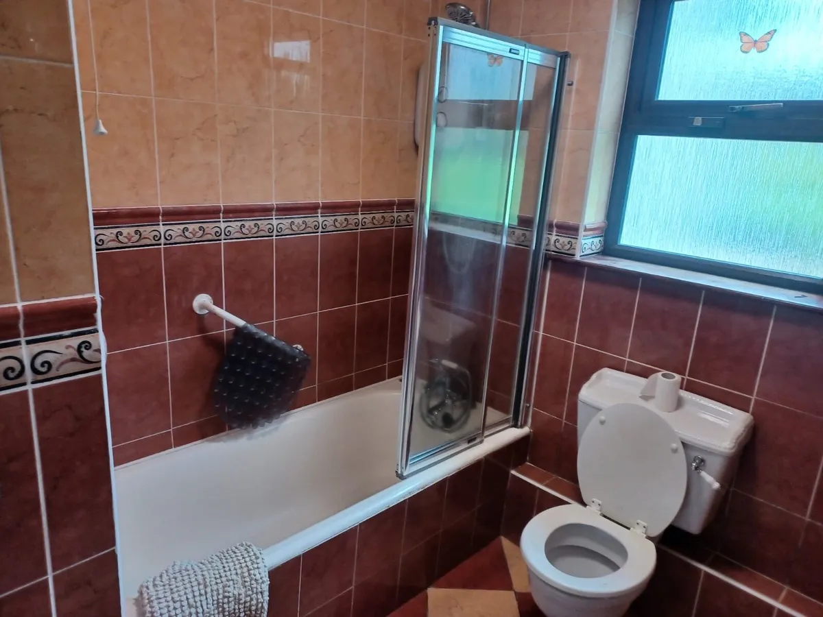 Bathroom contents - Image 1