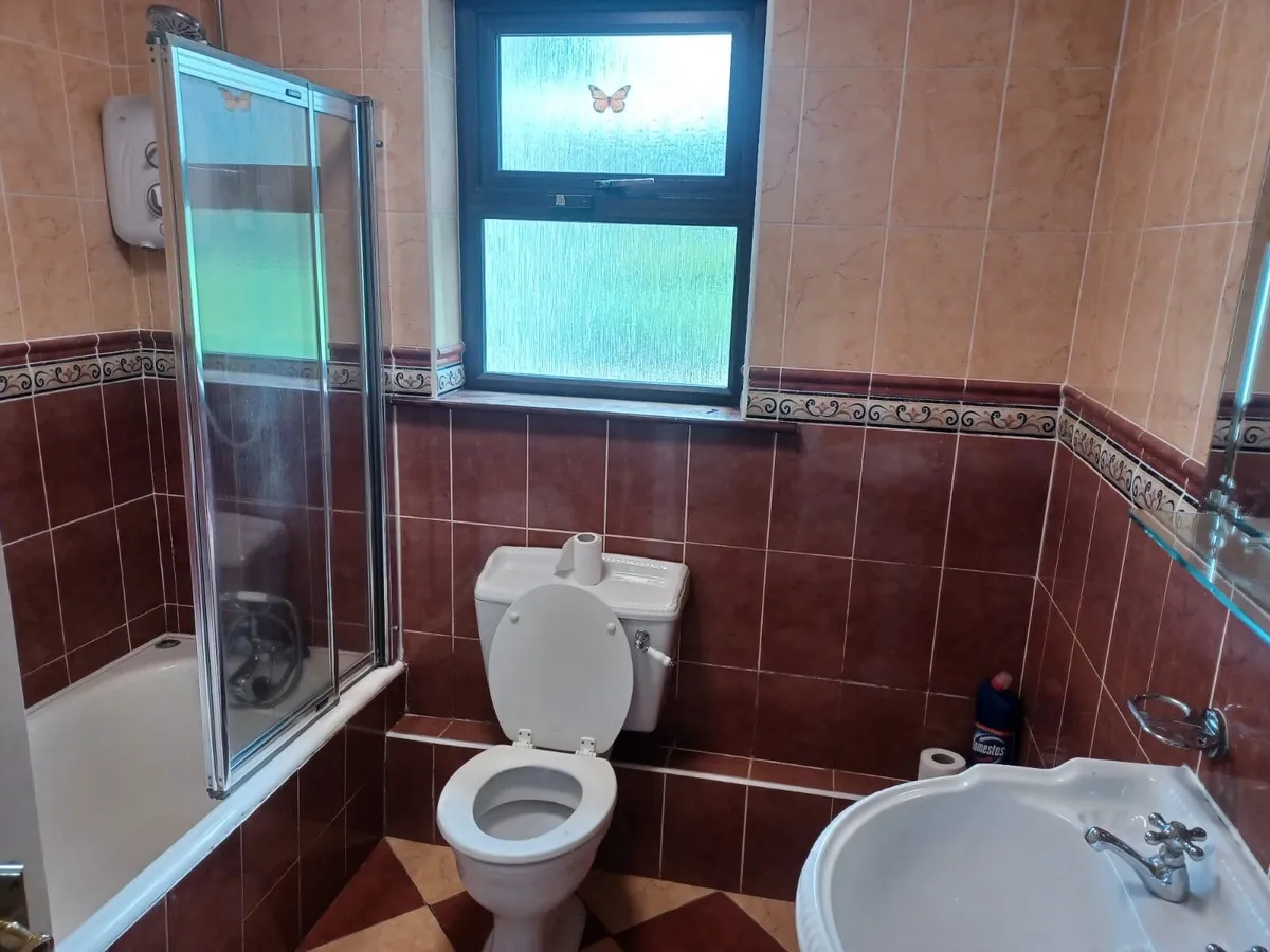 Bathroom contents - Image 2