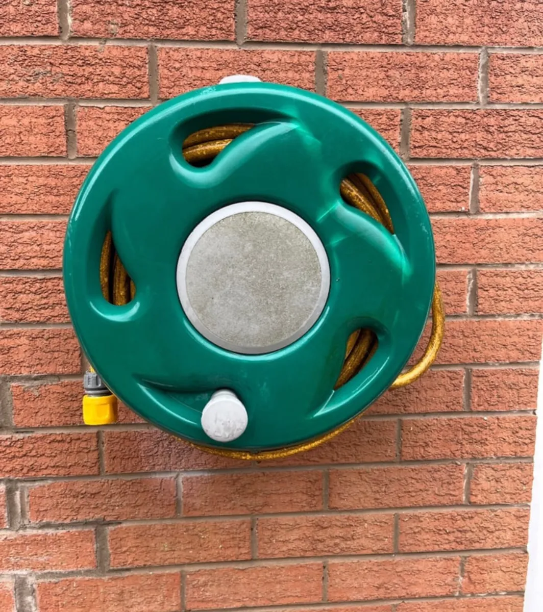 Wall mounted Hozelock reel and hose - Image 2
