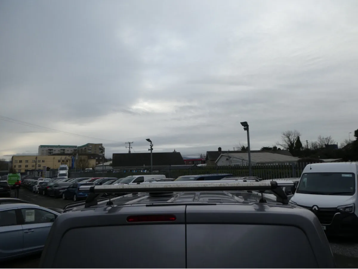 Opel Vivaro Komfort 6SP TAX & DOE 11/25 PLUS VAT - Image 4