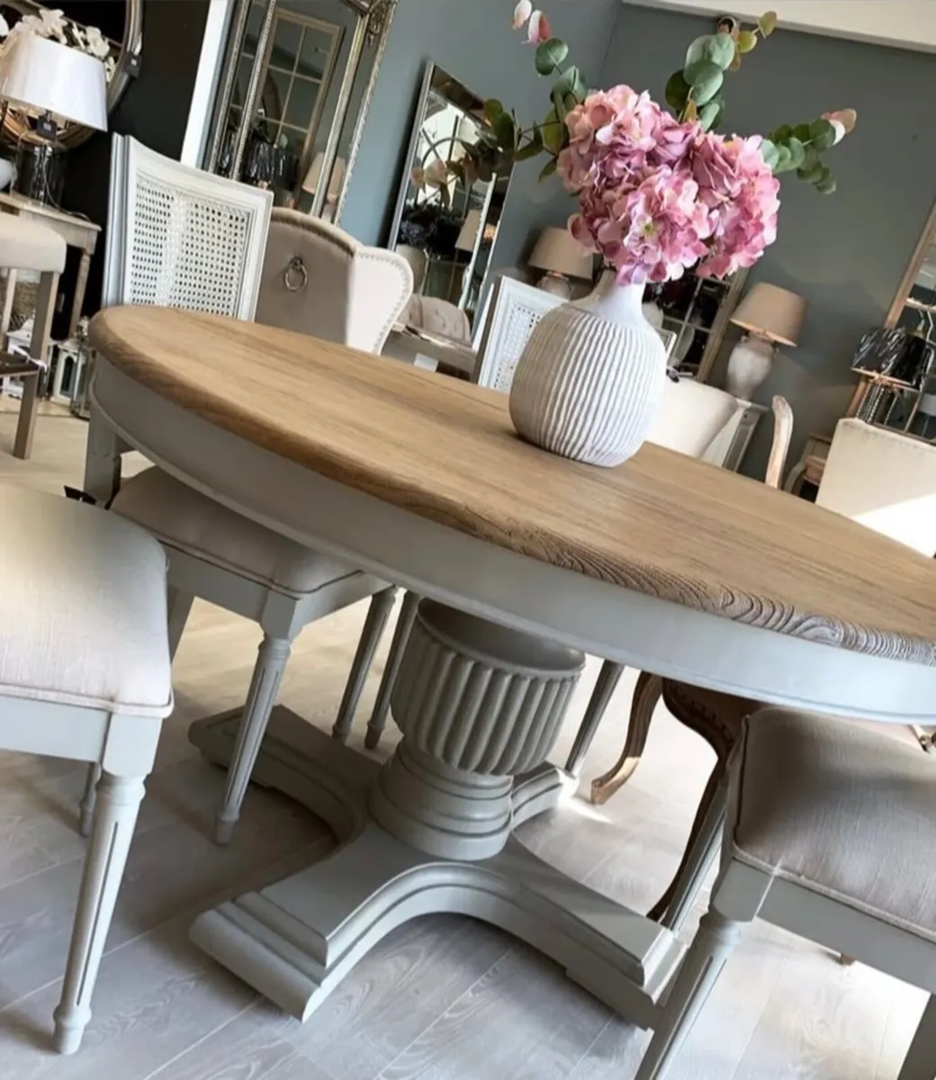 Table and chairs - Image 1