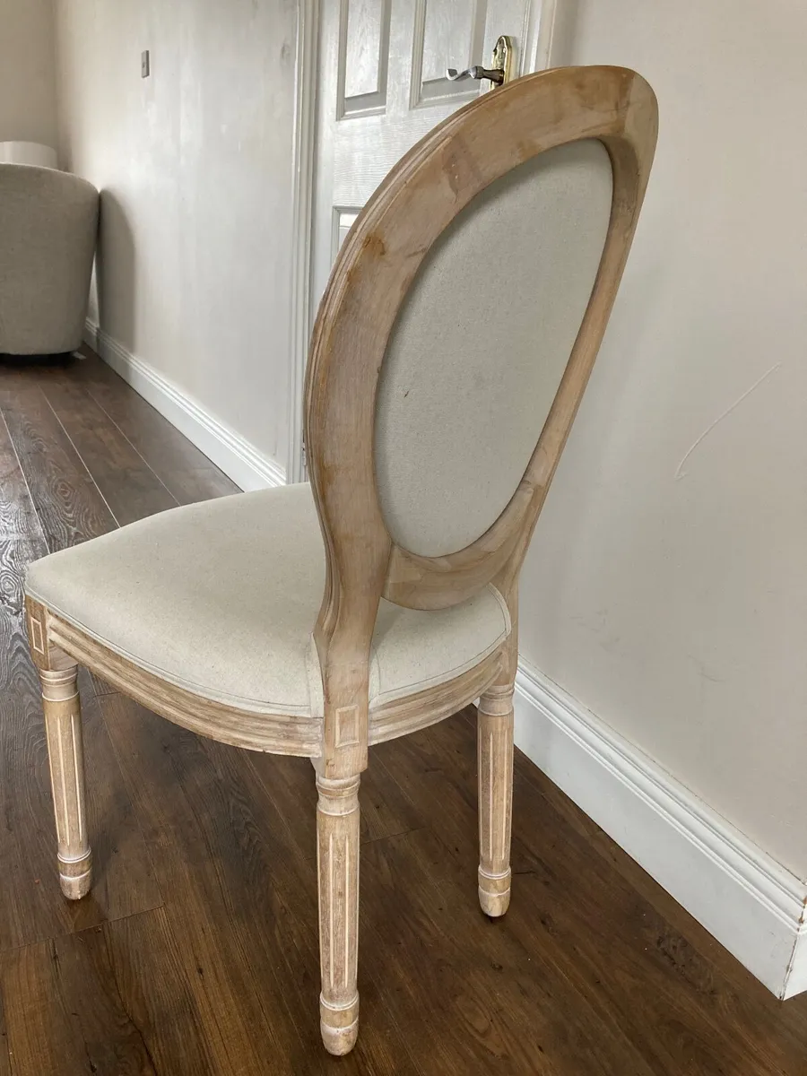 Table and chairs - Image 2