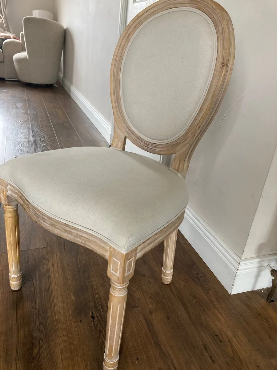 Table and chairs - Image 3
