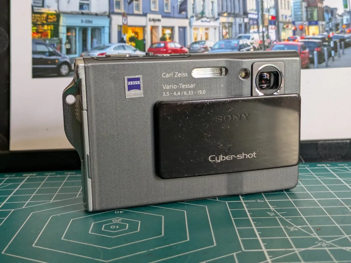 Sony Cyber-shot T7 CCD🌈 Carl Zeiss Vario-Tessar - Image 1