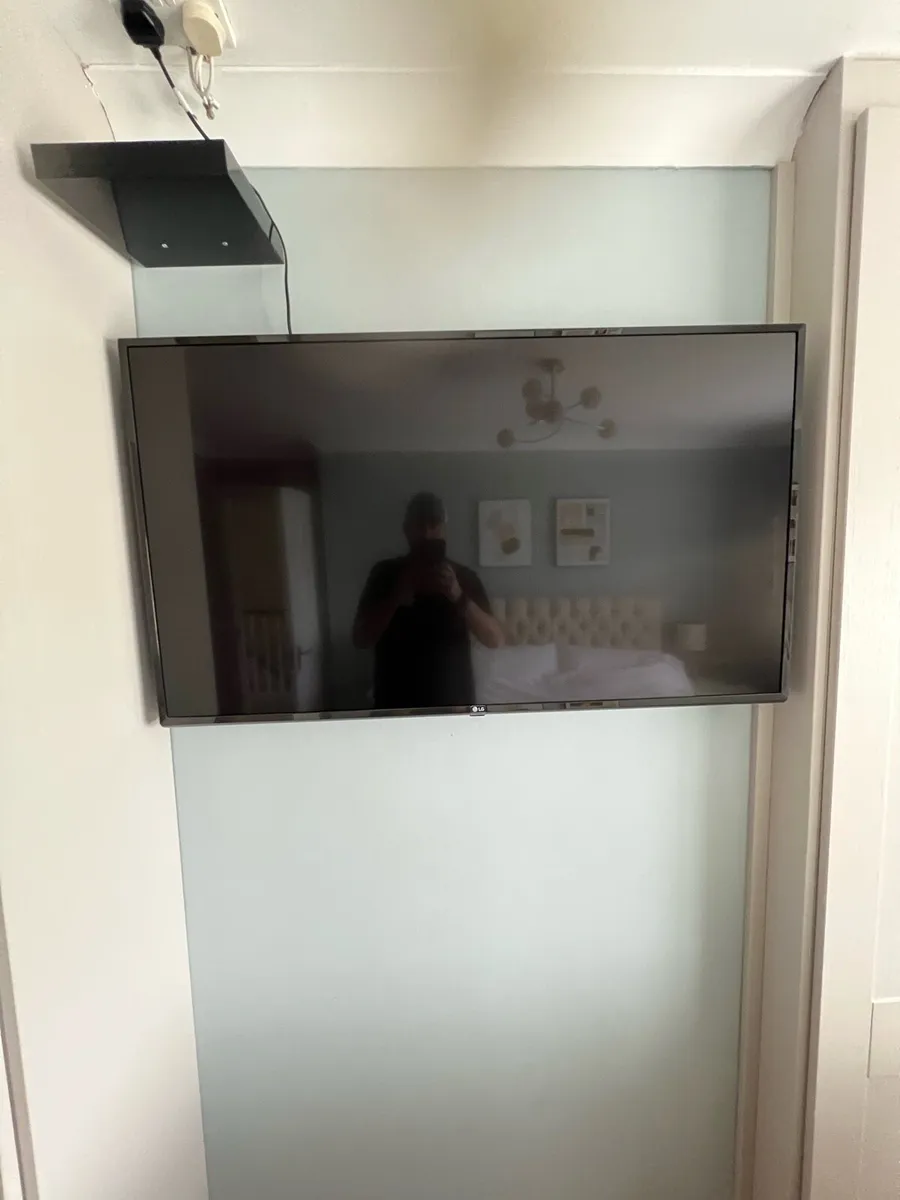 Lg 42 inch tv with fixed wall mount - Image 1