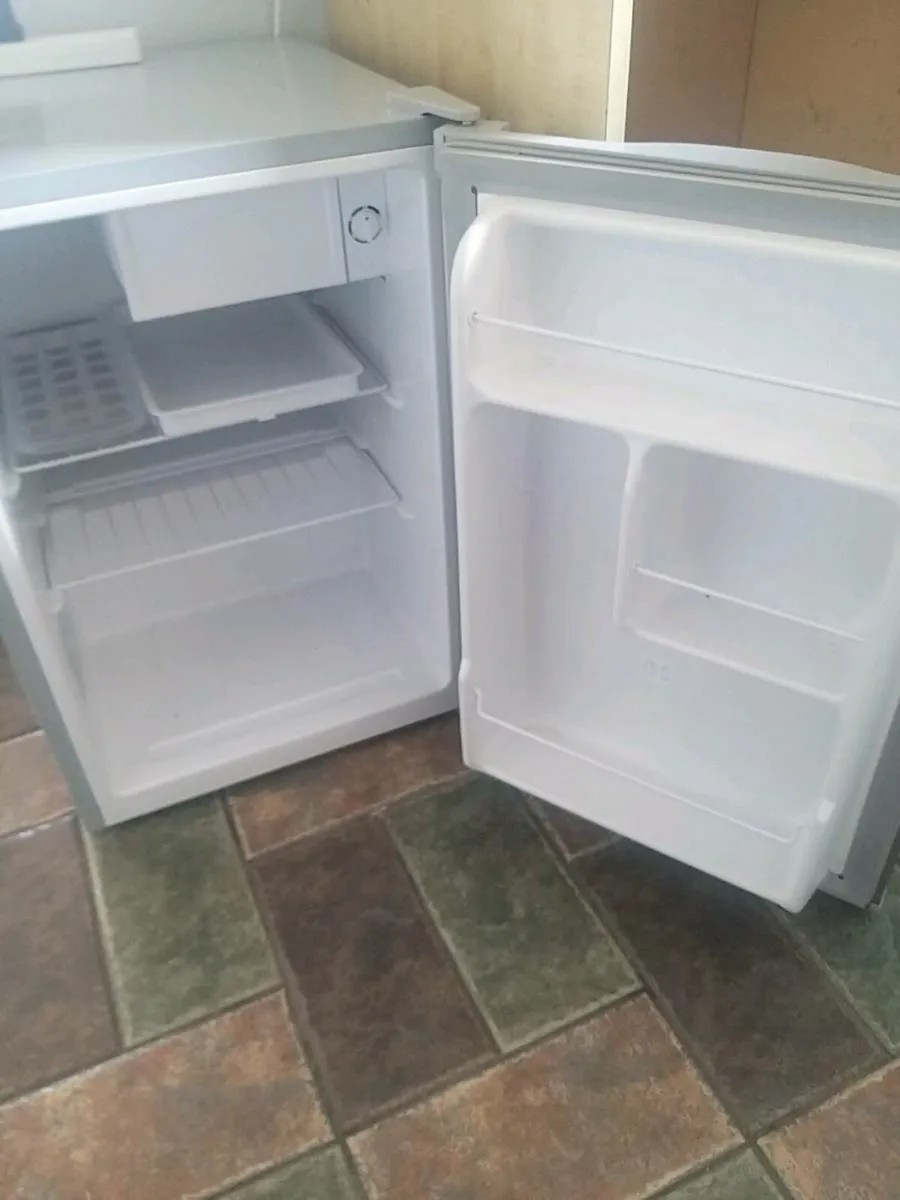 LOGIK fridge/icebox