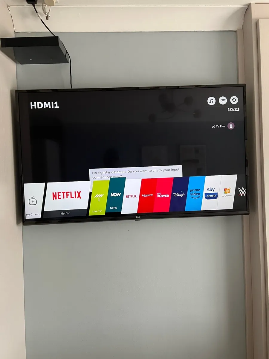 Lg 42 inch tv with fixed wall mount - Image 3