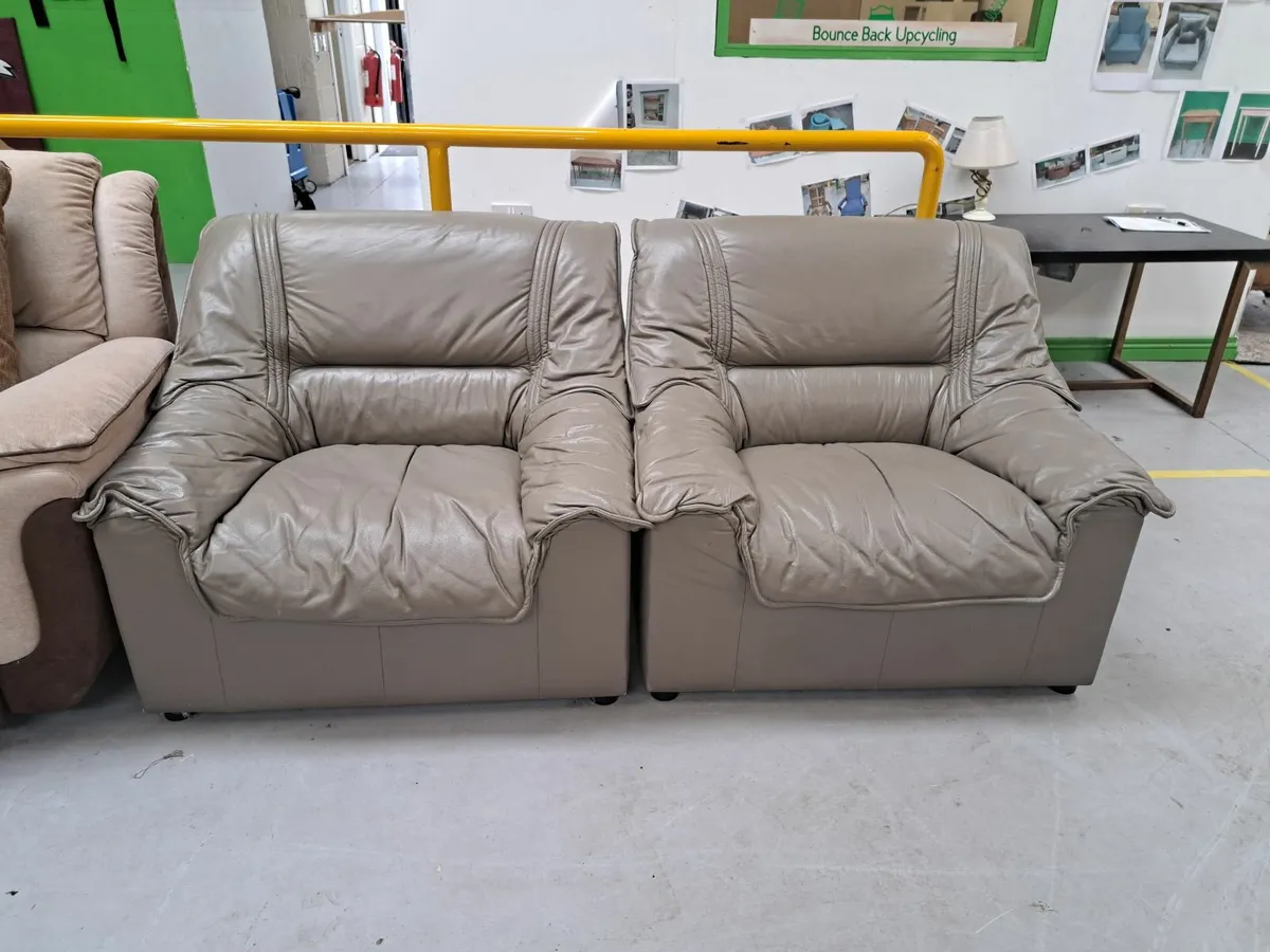 2x arms chairs - Image 1
