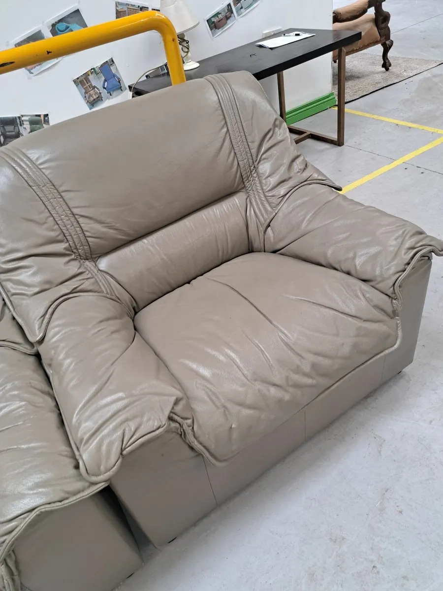 2x arms chairs - Image 2