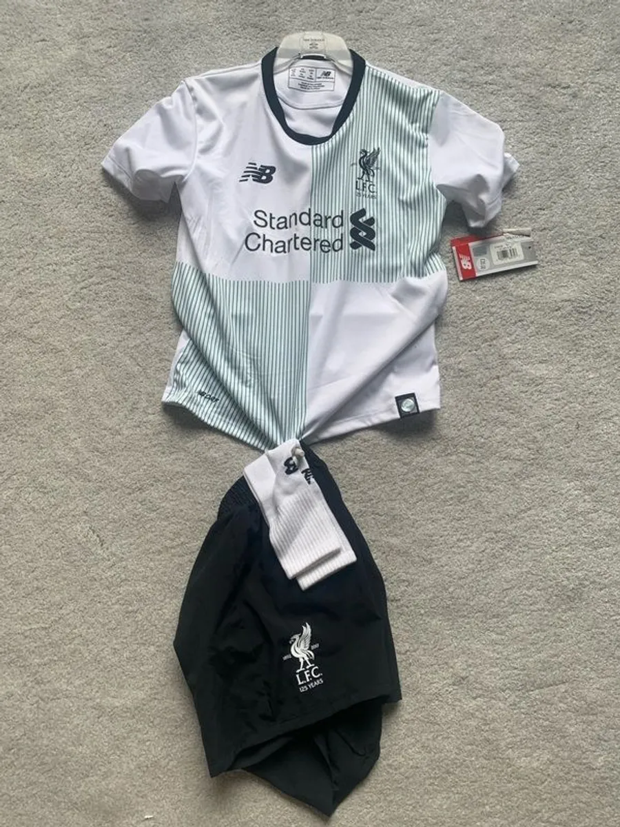 Liverpool Away kit 2017/18 - Age 4/5 yrs - Image 1