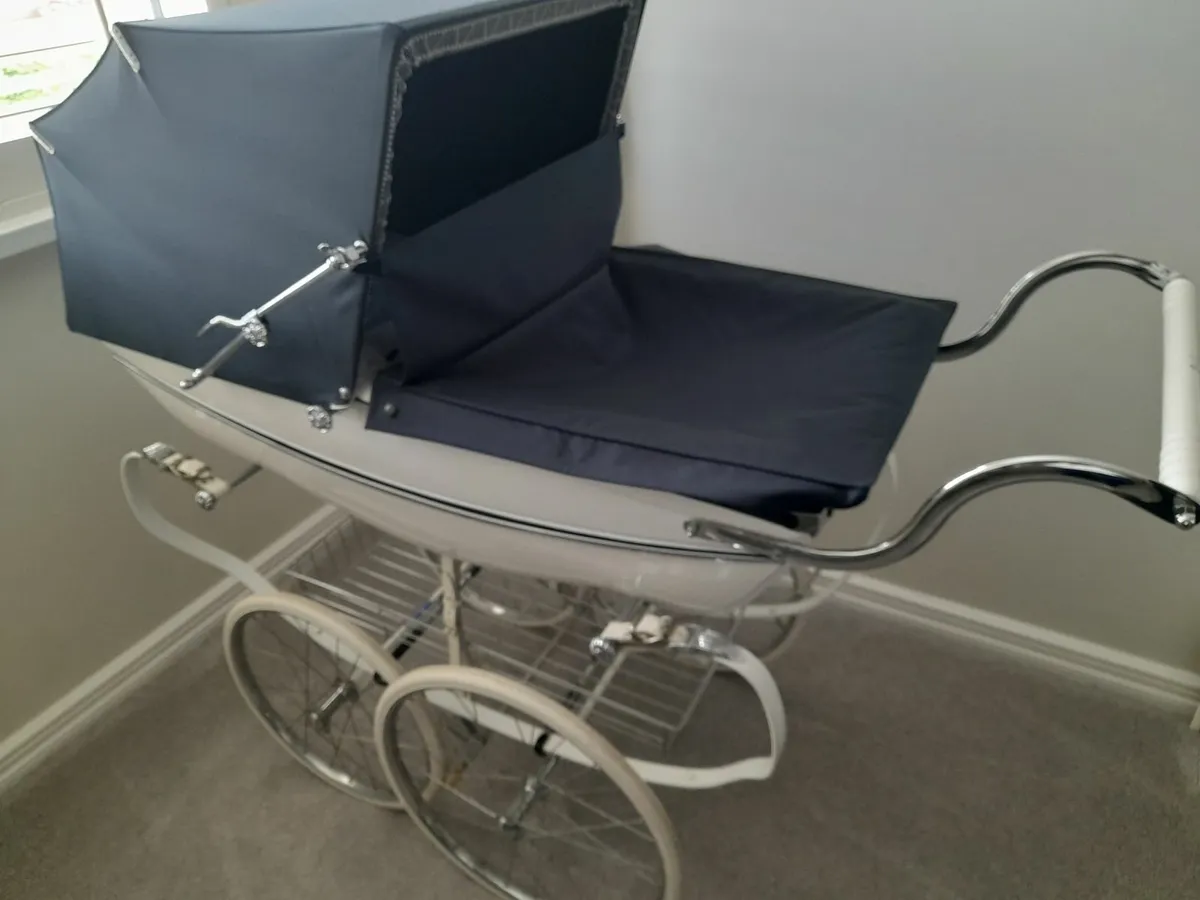 SILVERCROSS BALMORAL BABY COACHBUILT PRAM - Image 1