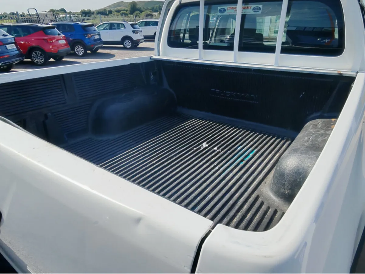 Toyota Hilux ACTIVE D-4D 4WD DCB - Image 2