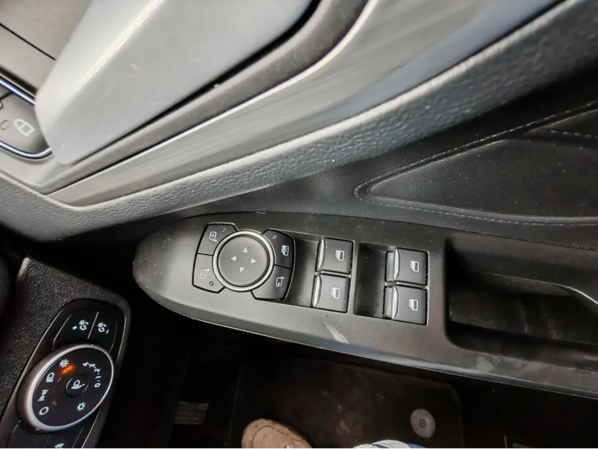 Ford Focus TITANIUM TDCI - Image 4