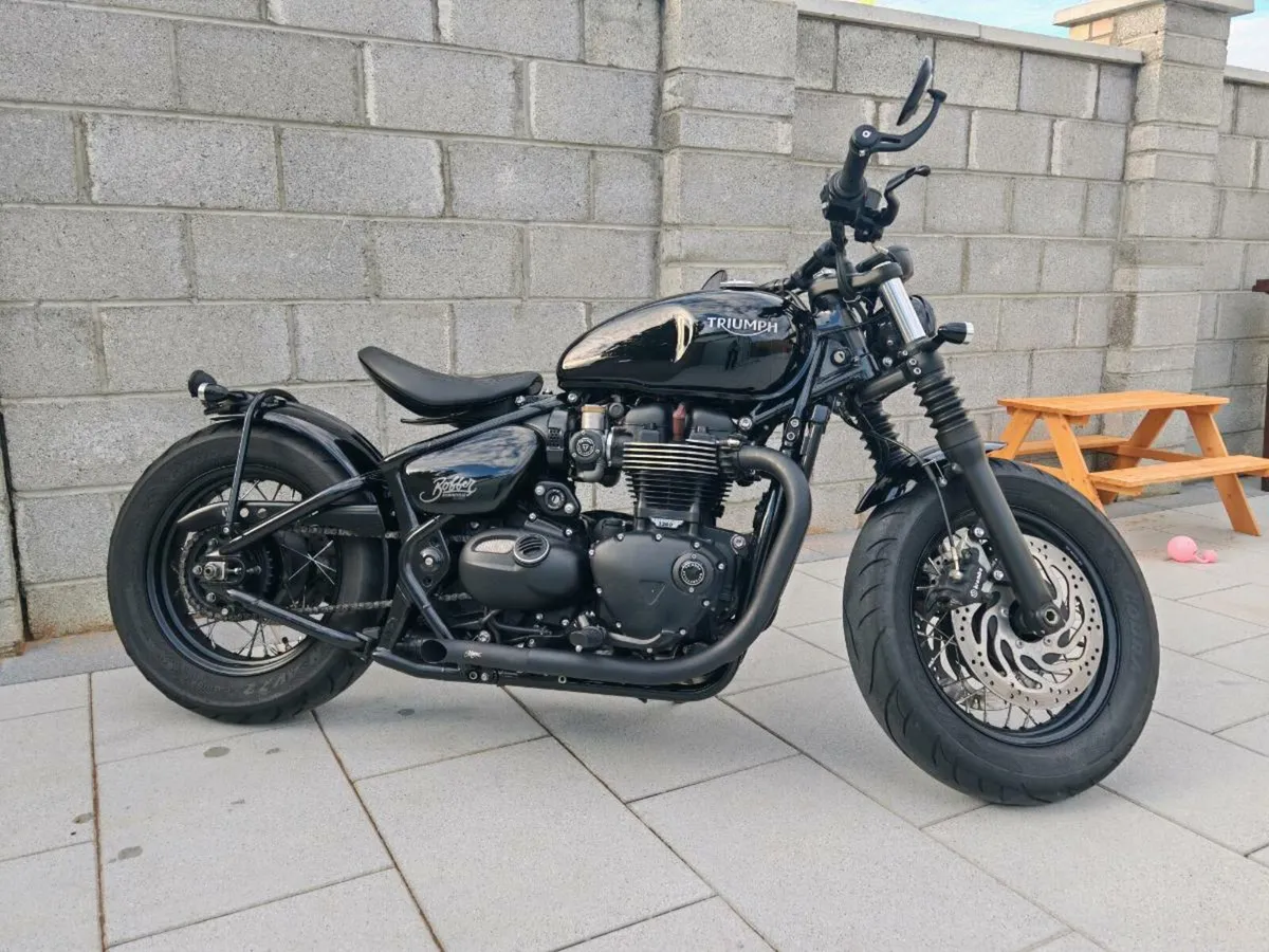 Triumph Bonneville Bobber Black - Image 1