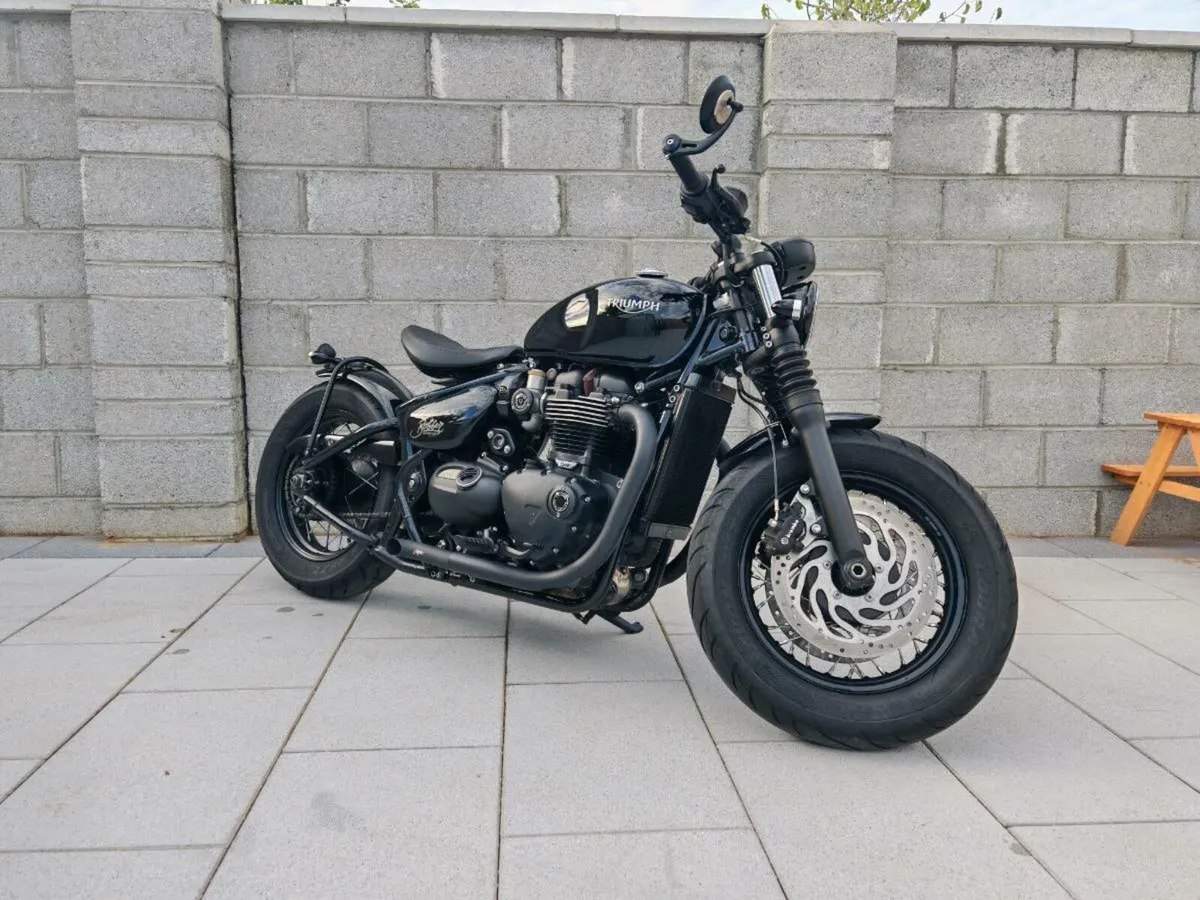 Triumph Bonneville Bobber Black - Image 2