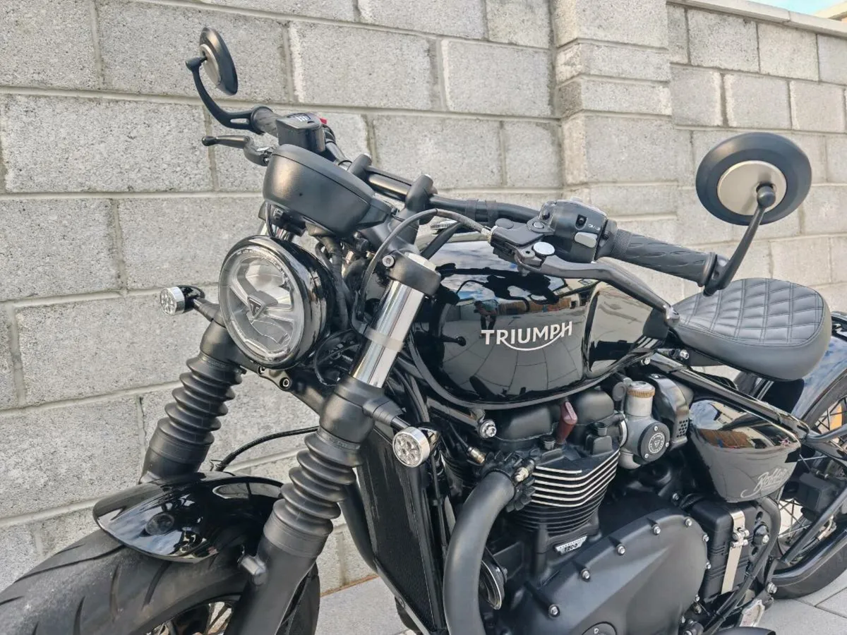 Triumph Bonneville Bobber Black - Image 3